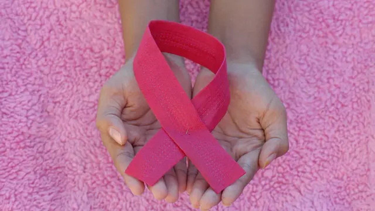 Pita berwarna pink sebagai simbol kanker payudara. (unsplash.com/@ang10ze)