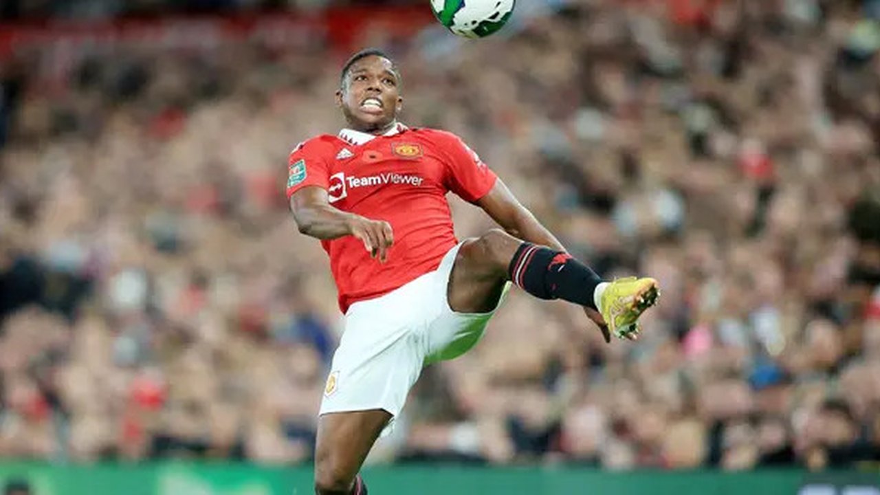 Tyrell Malacia tampil agresif di sisi kiri pertahanan Manchester United. Ia mampu mencatatkan lima tekel bersih dan satu sapuan. (AFP/Lindsey Parnaby)