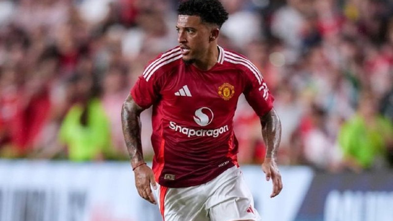 Klub raksasa Turki, Besiktas, menunjukkan minat serius untuk mendatangkan Jadon Sancho dari Manchester United. Akankah winger Inggris ini berlabuh di Istanbul?