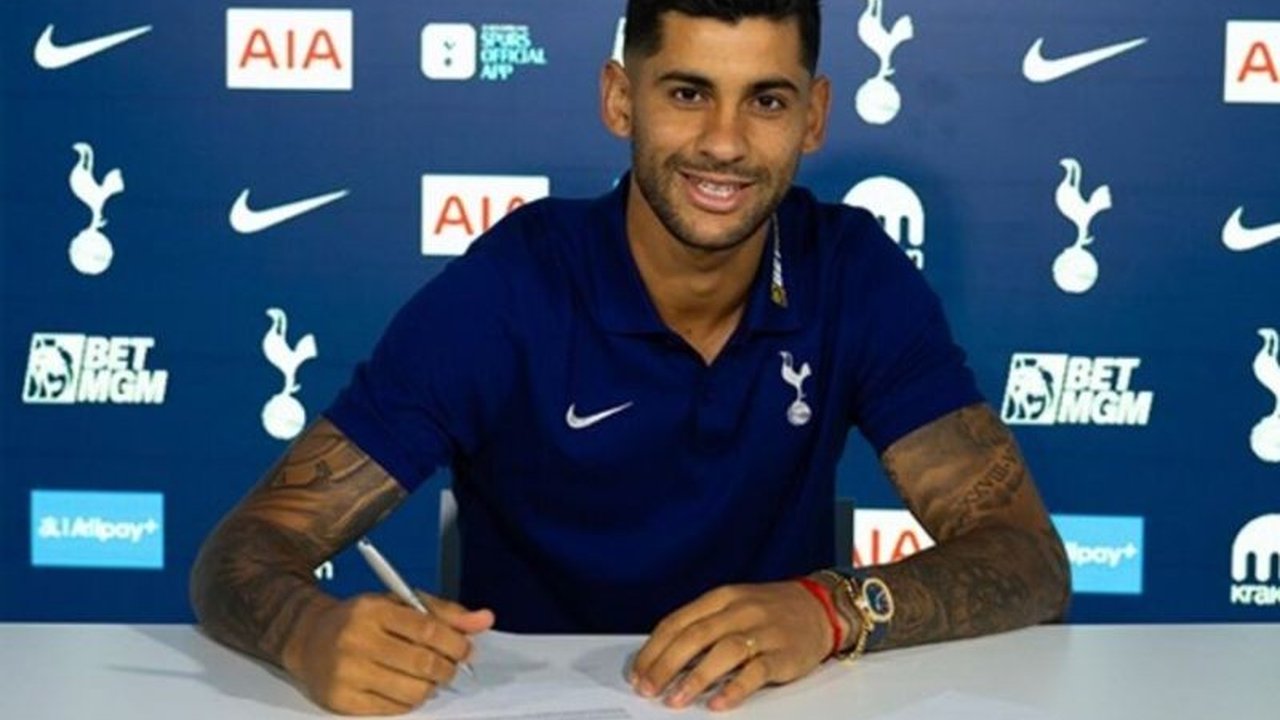 Bek andalan Tottenham Hotspur, Cristian Romero, resmi perpanjang kontrak jangka panjang. Simak detail kesepakatan baru dan peran pentingnya bagi Spurs ke depan.