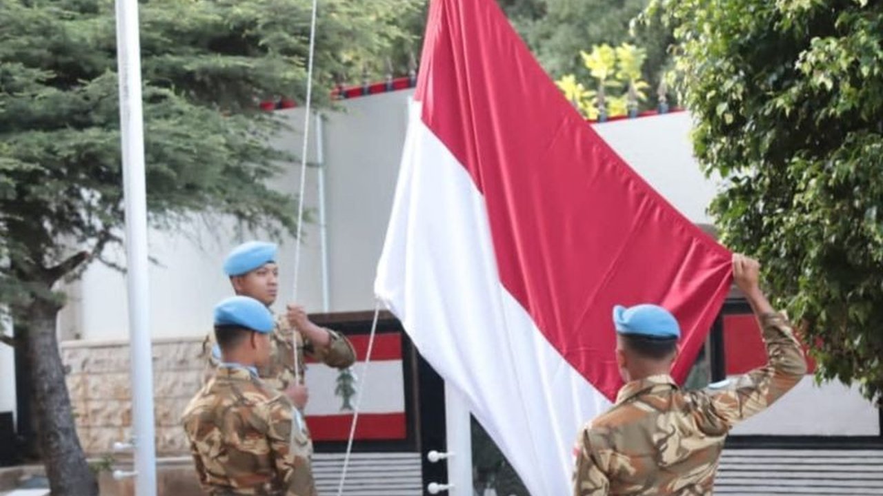 Personel TNI AL Lebanon mengibarkan Merah Putih di Lebanon dalam rangka HUT RI ke-80, menunjukkan semangat nasionalisme tinggi meski jauh dari tanah air. Simak detail upacara bersejarah ini!