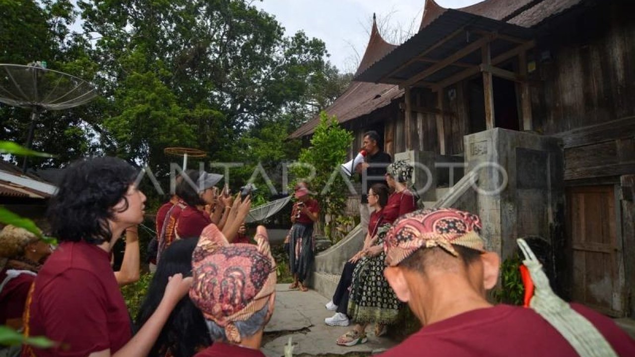 Rombongan 'Minangkabau Memanggil' baru-baru ini mengunjungi Rumah Gadang bersejarah milik pejuang Chatib Sulaiman, mengungkap warisan perjuangan dan potensi restorasi.