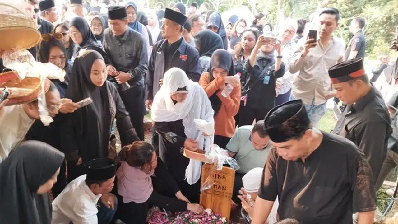 Suasana proses pemakaman comedian Mpok Alpa di TPU Kujaran, dekat Studio Persari, Jakarta Selatan, Kamis (15/8/2025). (Liputan6.com/M. Altaf Jauhar)