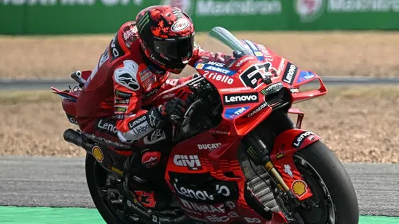 Pembalap Ducati, Francesco Bagnaia (kanan), harus puas meraih podium ketiga pada sprint race dan main race MotoGP Thailand 2025 di Sirkuit Buriram, Sabtu (1/3/2025) dan Minggu (2/3/2025).