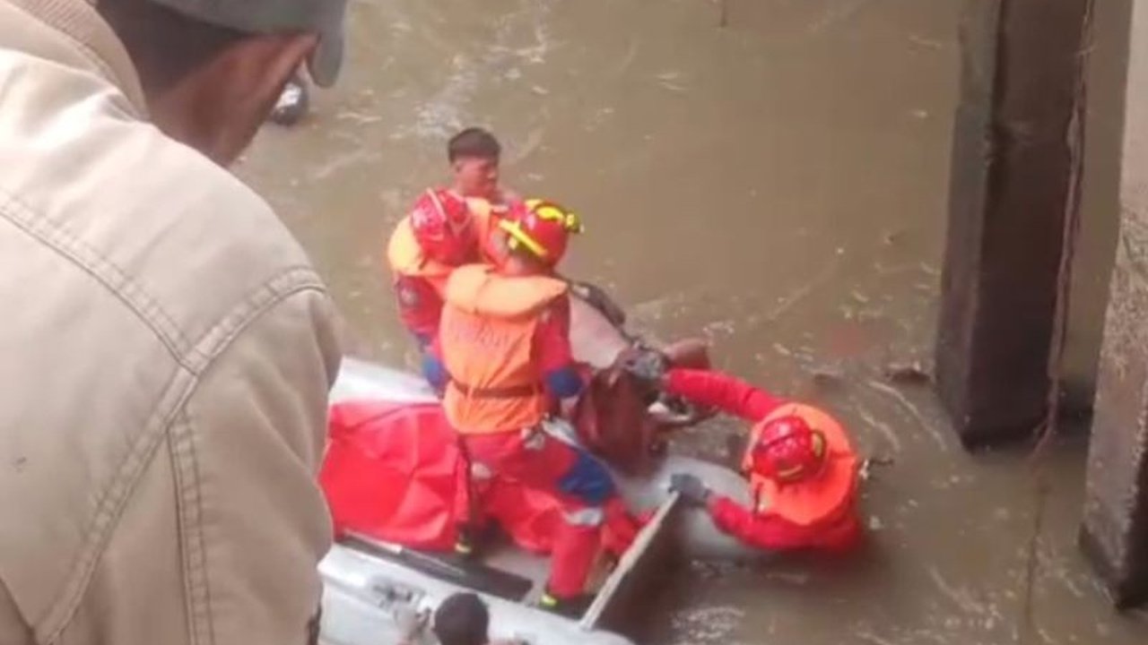 Tim Gulkarmat Jaktim berhasil melakukan evakuasi mayat pria tanpa identitas yang hanyut di Kali Ciliwung, Matraman. Penemuan ini membuat warga setempat geger dan penasaran.