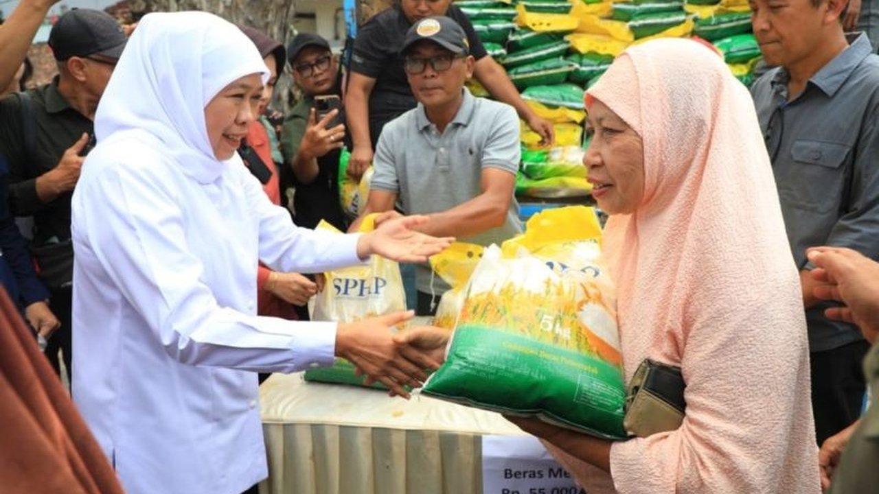 Gubernur Khofifah Indar Parawansa menggelar pasar murah di Pasuruan untuk menjaga daya beli masyarakat dan mengendalikan inflasi. Simak detail upaya Pemprov Jatim.