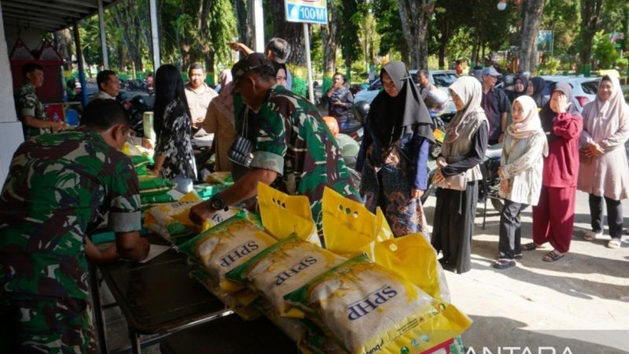 Gerakan Pangan Murah TNI Bulog di Sumenep hadir di 27 kecamatan, menawarkan beras murah untuk stabilisasi harga dan meringankan beban masyarakat. Bagaimana dampaknya?