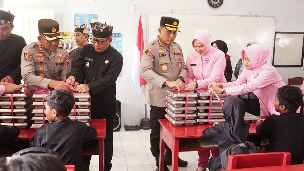 SPPG Polresta Banyuwangi resmi beroperasi, menyalurkan program Makan Bergizi Gratis kepada ribuan siswa. Bagaimana dampak positifnya bagi pendidikan dan ekonomi lokal?