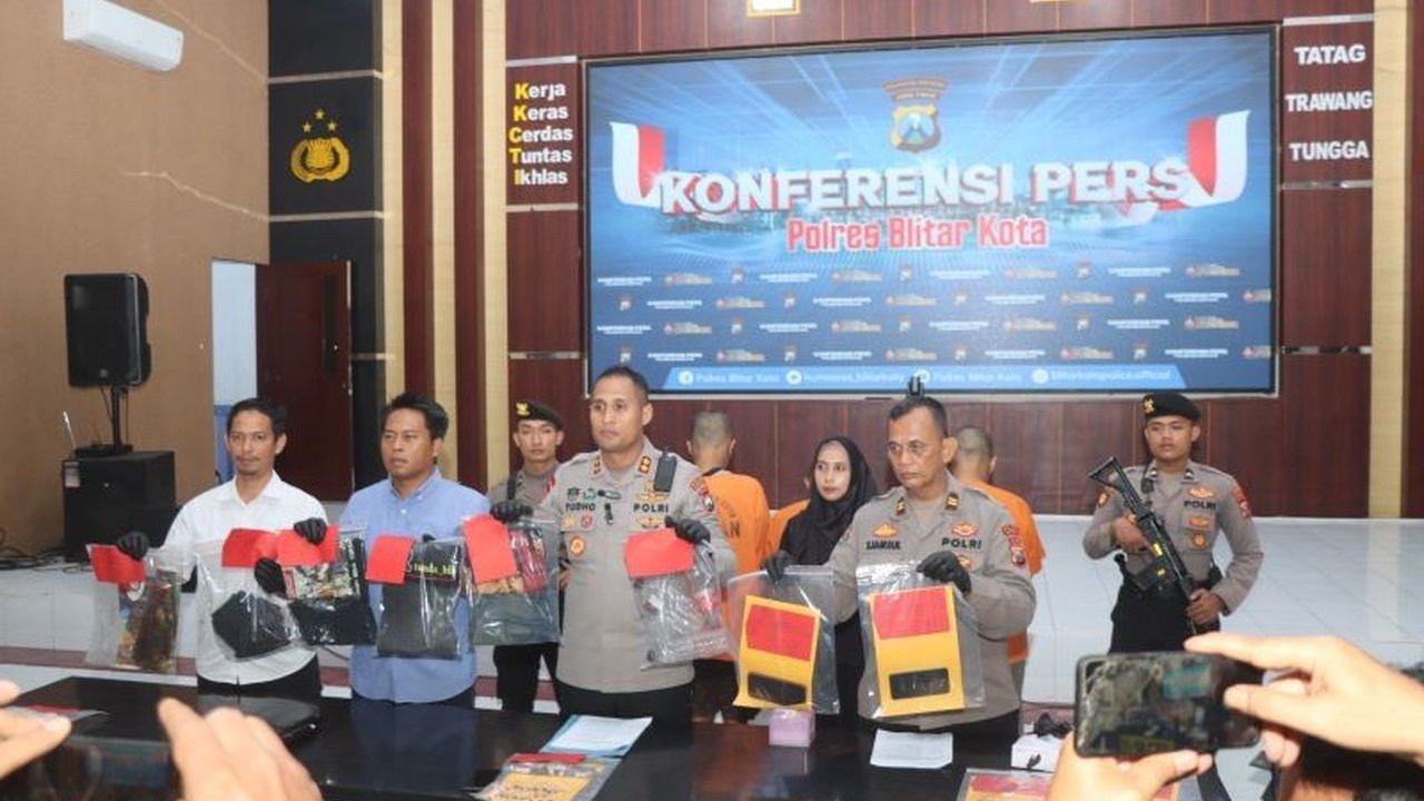 Tiga pelaku pengeroyokan di Blitar yang menyebabkan seorang warga meninggal dunia berhasil diringkus polisi. Apa motif di balik insiden tragis ini?