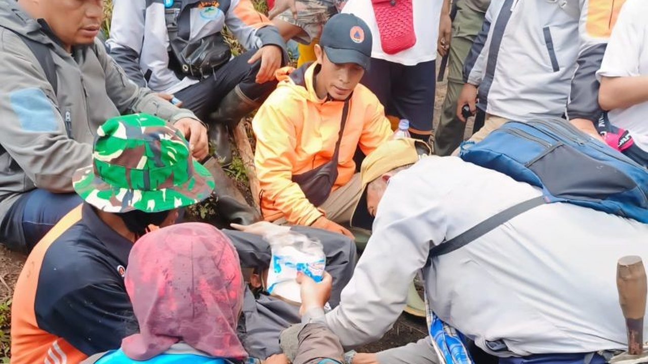 Seorang pendaki Gunung Buthak yang sempat hilang selama tiga hari, Chamdan Salman Alfarisi, berhasil ditemukan selamat oleh tim SAR gabungan. Bagaimana proses evakuasi di tengah medan sulit?