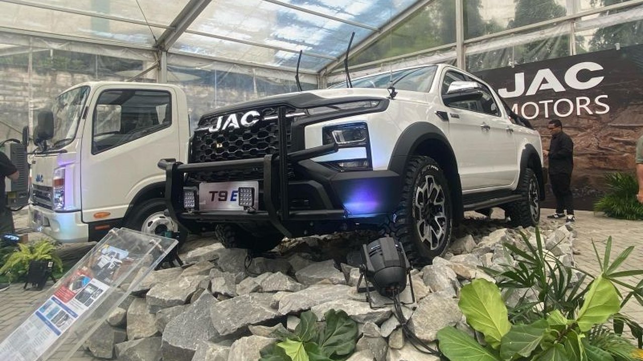 JAC Motors Indonesia kini resmi hadir di pasar otomotif nasional dengan membawa tiga model andalan. Penasaran model apa saja yang siap meramaikan segmen elektrifikasi komersial?