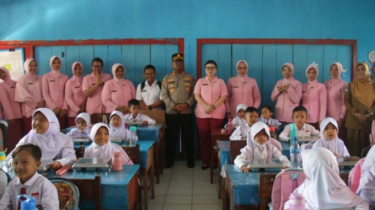 Polres Rejang Lebong melalui SPPG menyalurkan 1.505 porsi program Makan Bergizi Gratis kepada pelajar, bertujuan tingkatkan kualitas SDM dan ekonomi lokal.