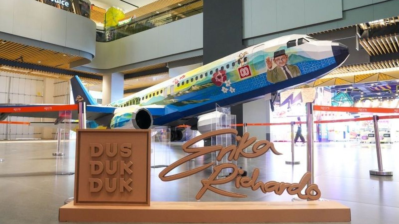 Kemenparekraf mengapresiasi replika pesawat kardus terbesar yang pecahkan Rekor MURI, kolaborasi inovatif ini memadukan seni, keberlanjutan, dan semangat kebangsaan.