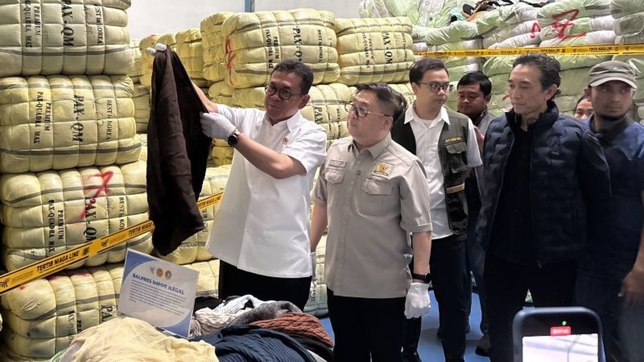 Menteri Perdagangan Budi Santoso menegaskan peredaran pakaian bekas impor merusak industri tekstil dan UMKM, dengan miliaran rupiah barang ilegal disita di Jawa Barat.