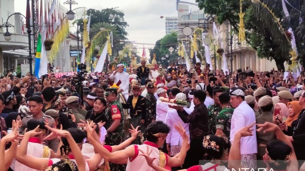 Gubernur Dedi Mulyadi tegaskan Naskah Sanghyang Kandang Karesian sebagai konstitusi pembangunan Jawa Barat. Temukan mengapa warisan leluhur ini krusial bagi masa depan Jabar.