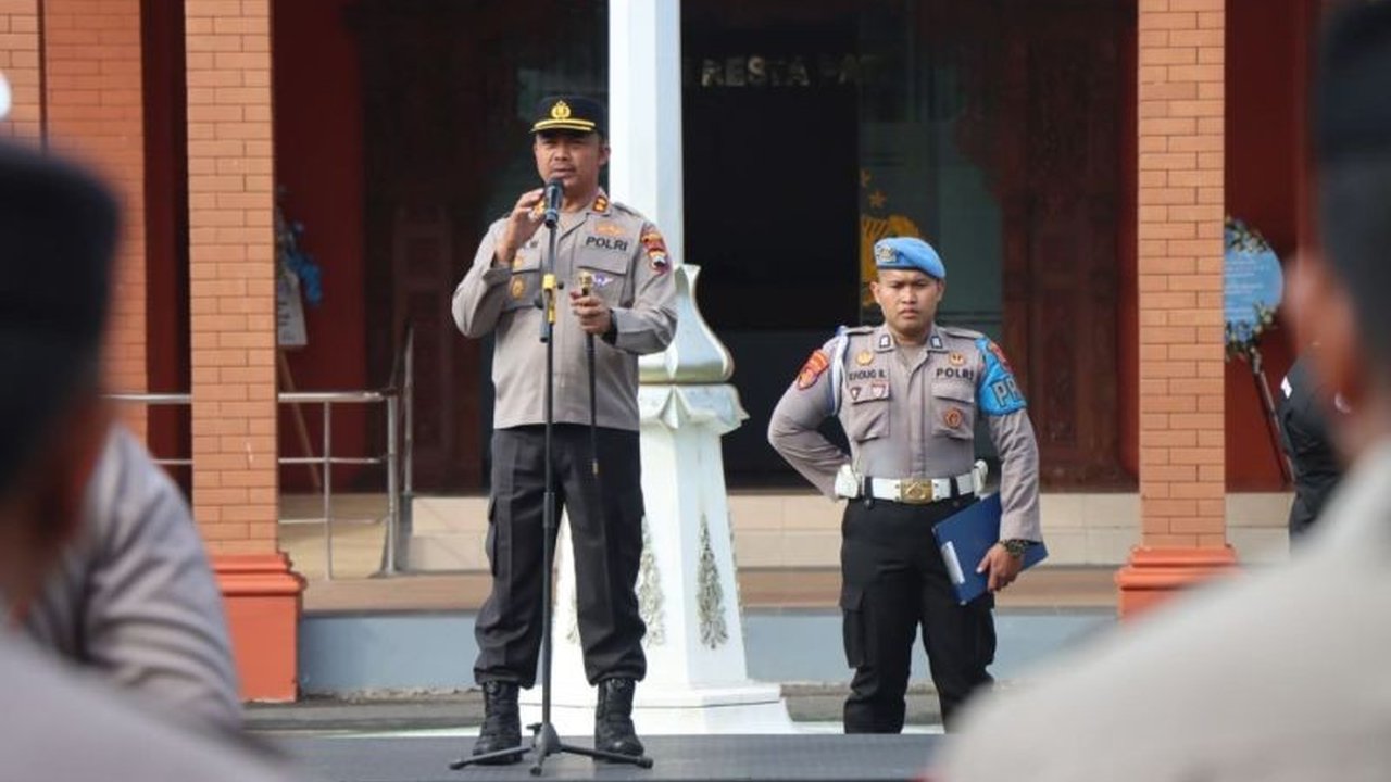 Polresta Pati siapkan 113 personel untuk pengamanan Festival 1.000 Lilin di Pati, memastikan acara berjalan tertib dan kondusif. Apa saja imbauan bagi peserta?