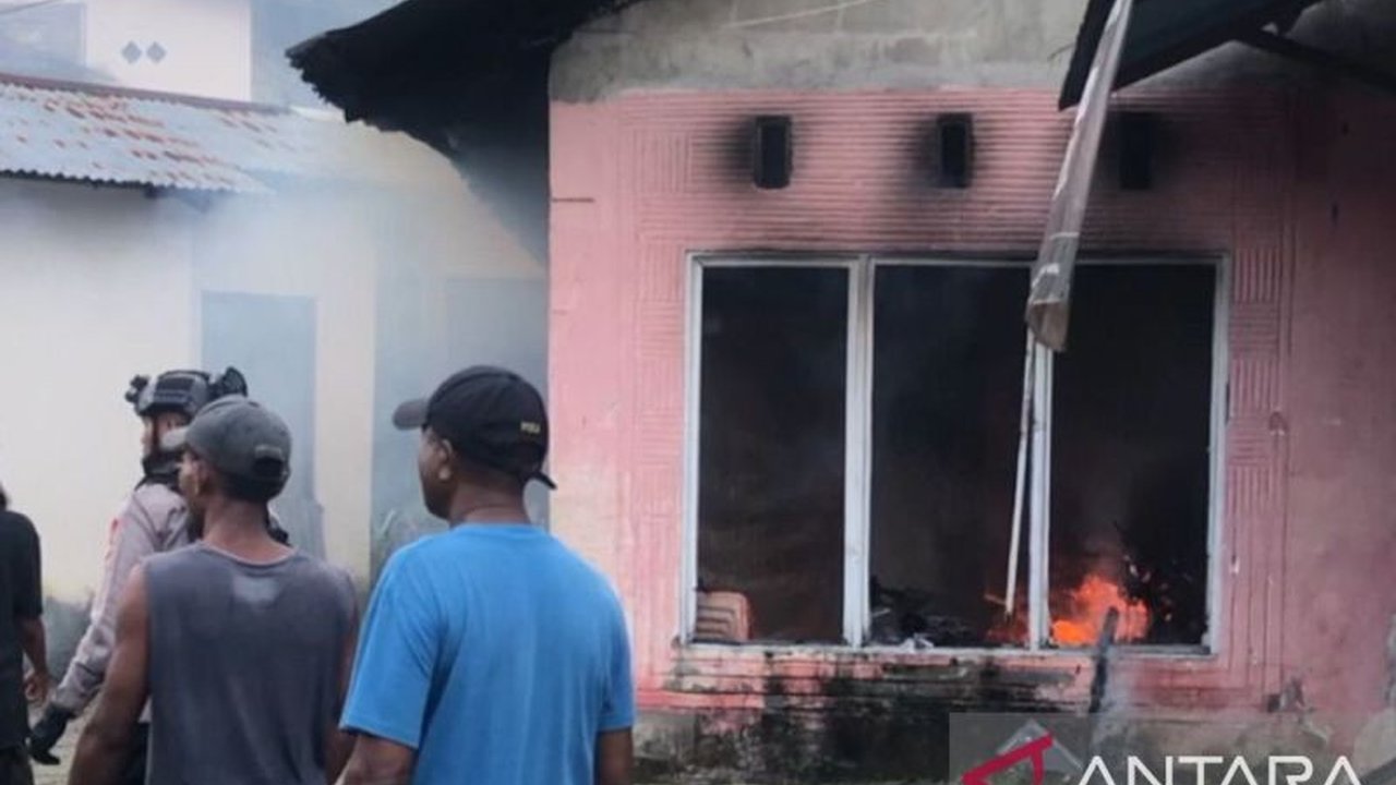 Wali Kota Ambon Bodewin Wattimena menjamin Pemkot Ambon akan memberikan ganti rugi rumah terbakar dan membangun kembali 17 rumah warga terdampak bentrok di Hunuth.