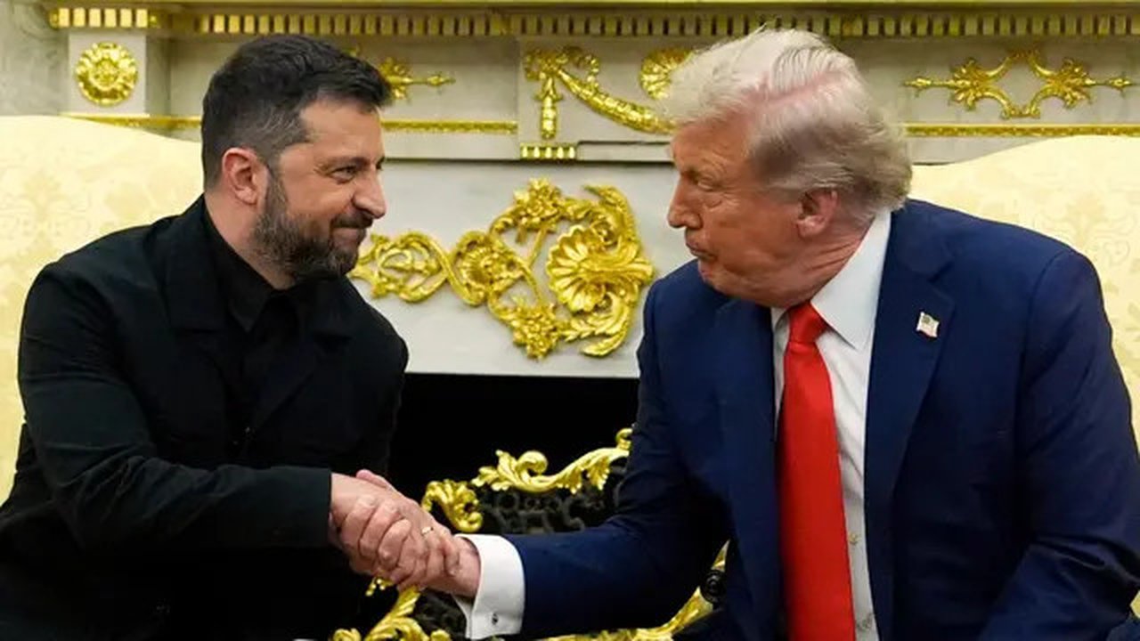 Presiden Amerika Serikat Donald Trump berjabat tangan dengan Presiden Ukraina Volodymyr Zelenskyy di Ruang Oval Gedung Putih, pada Senin (18/8/2025) di Washington D.C (Dok. AP Photo/Julia