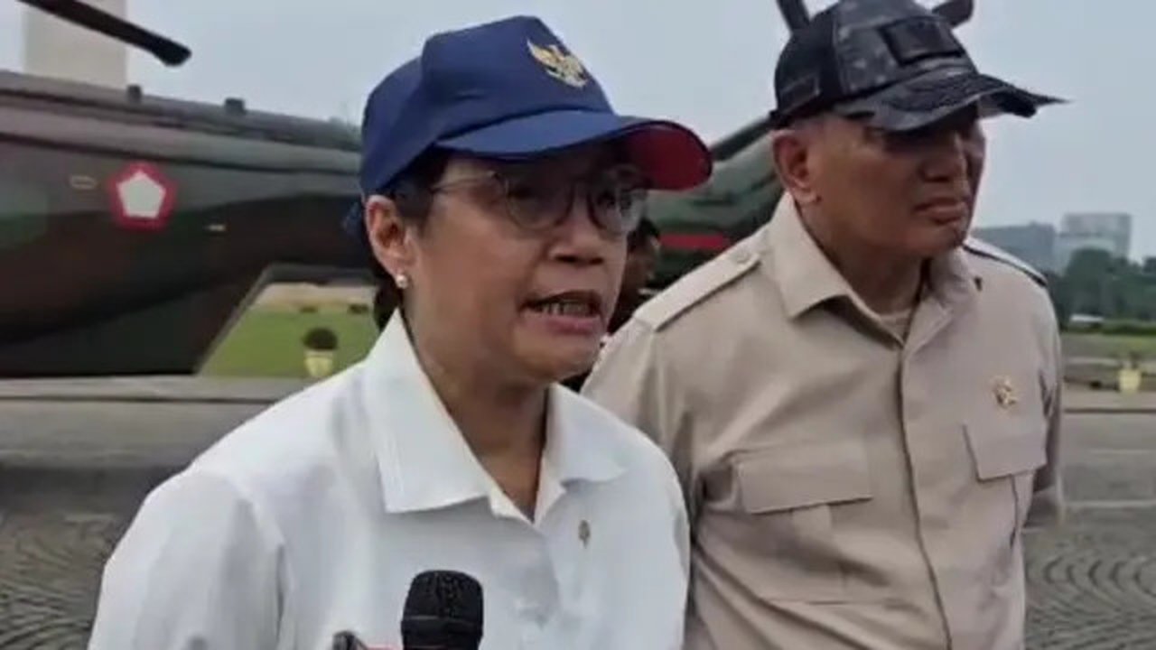 Menteri Keuangan (Menkeu) Sri Mulyani Indrawati meninjau kesiapan pembentukan batalyon baru milik TNI Angkatan Darat, di Kawasan Monas, Jakarta, Rabu (20/8/2025). (Liputan6.com/Arief)