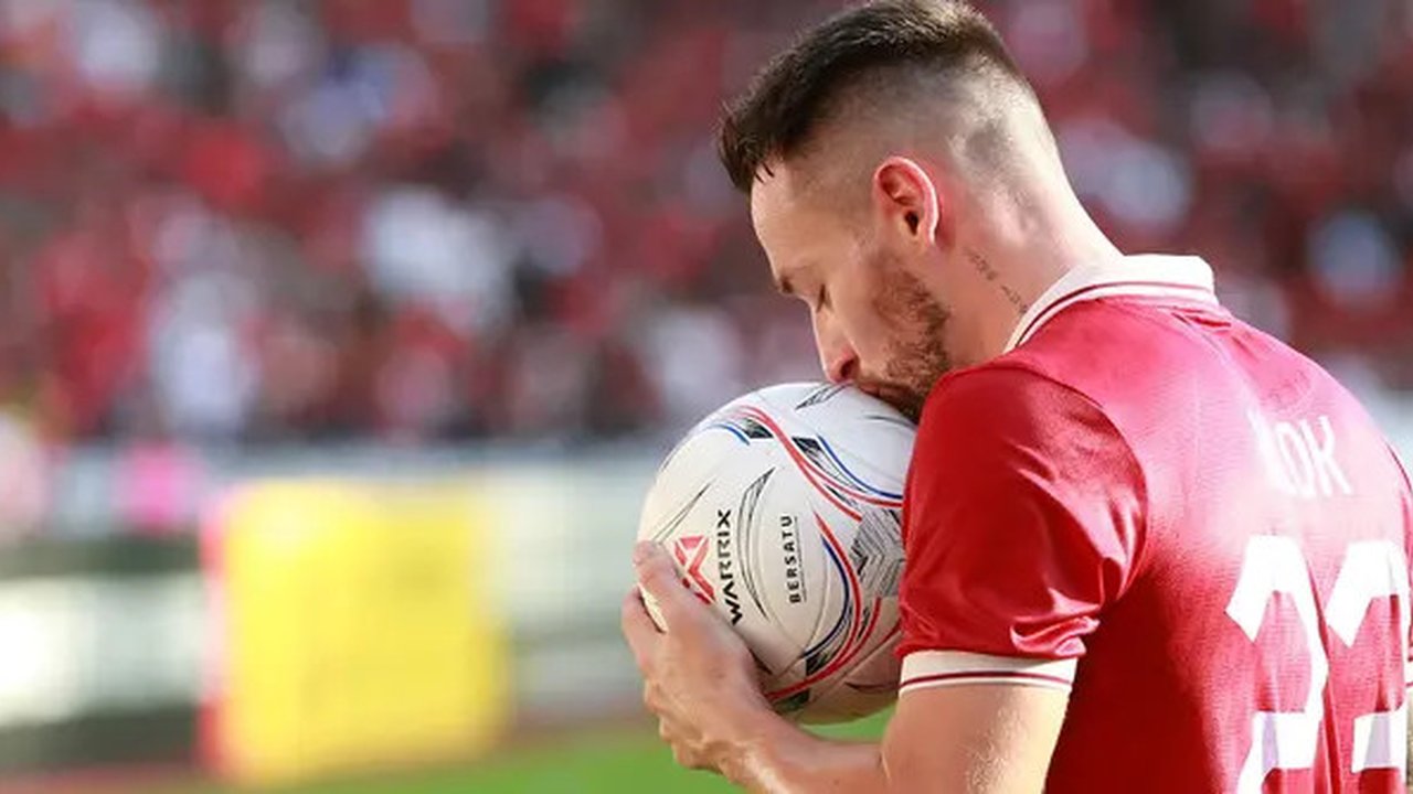Pemain Timnas Indonesia, Marc Klok mencium bola saat menghadapi Vietnam dalam laga leg pertama babak semifinal Piala AFF 2022 di Stadion Utama Gelora Bung Karno (SUGBK), Jumat (6/1/2023) s