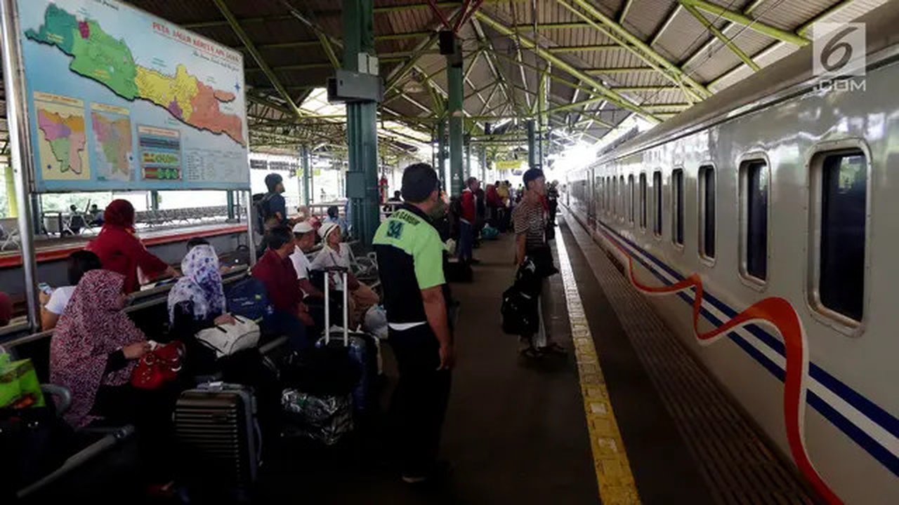 Sejumlah penumpang menunggu kereta di Stasiun Gambir, Jakarta, Rabu (29/11). PT KAI Daop 1 Jakarta akan mengoperasikan 11 KA tambahan tujuan Solo, Bandung, dan Cirebon yang dimulai pada 29 No