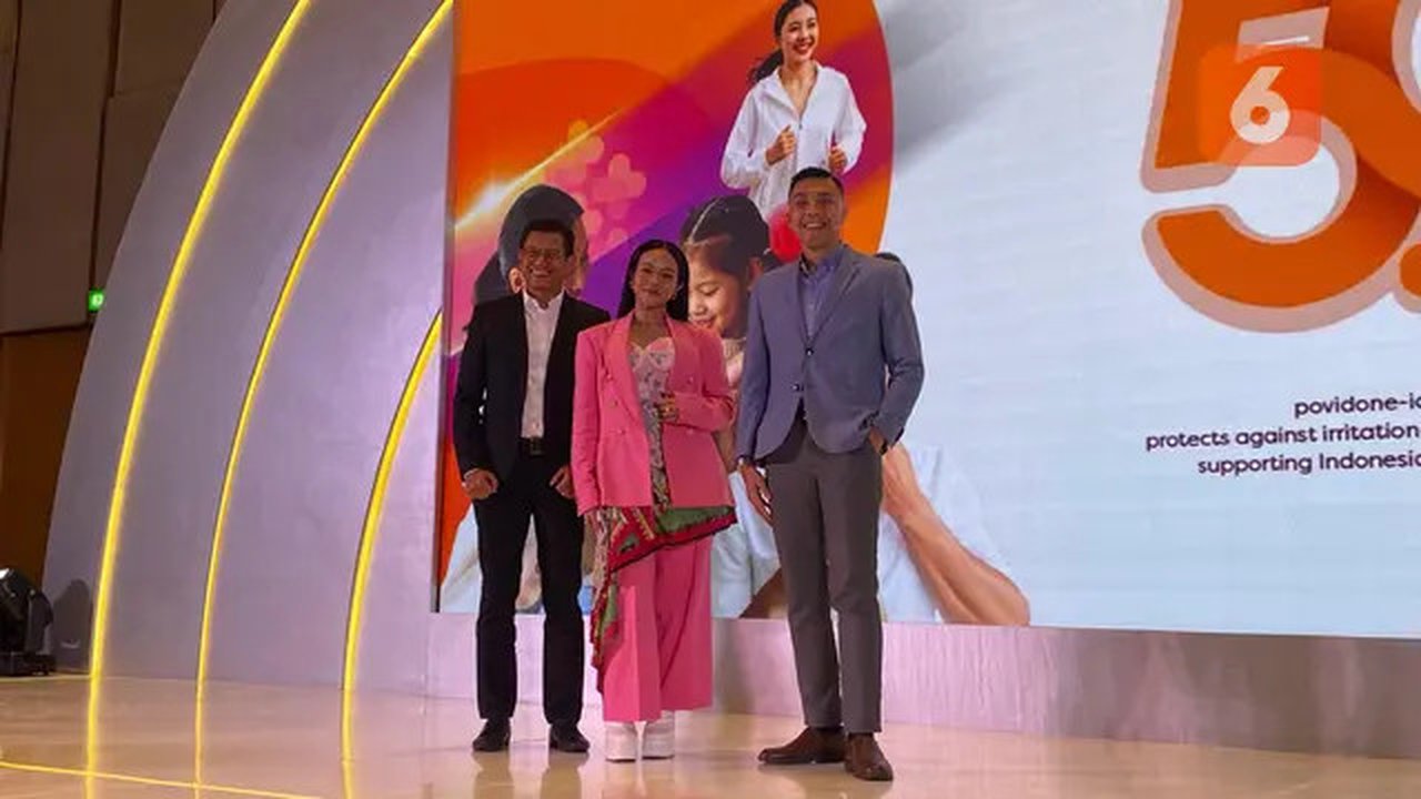 Yura Yunita bersama dengan dr. Gia Pratama dalam acara konferensi pers 