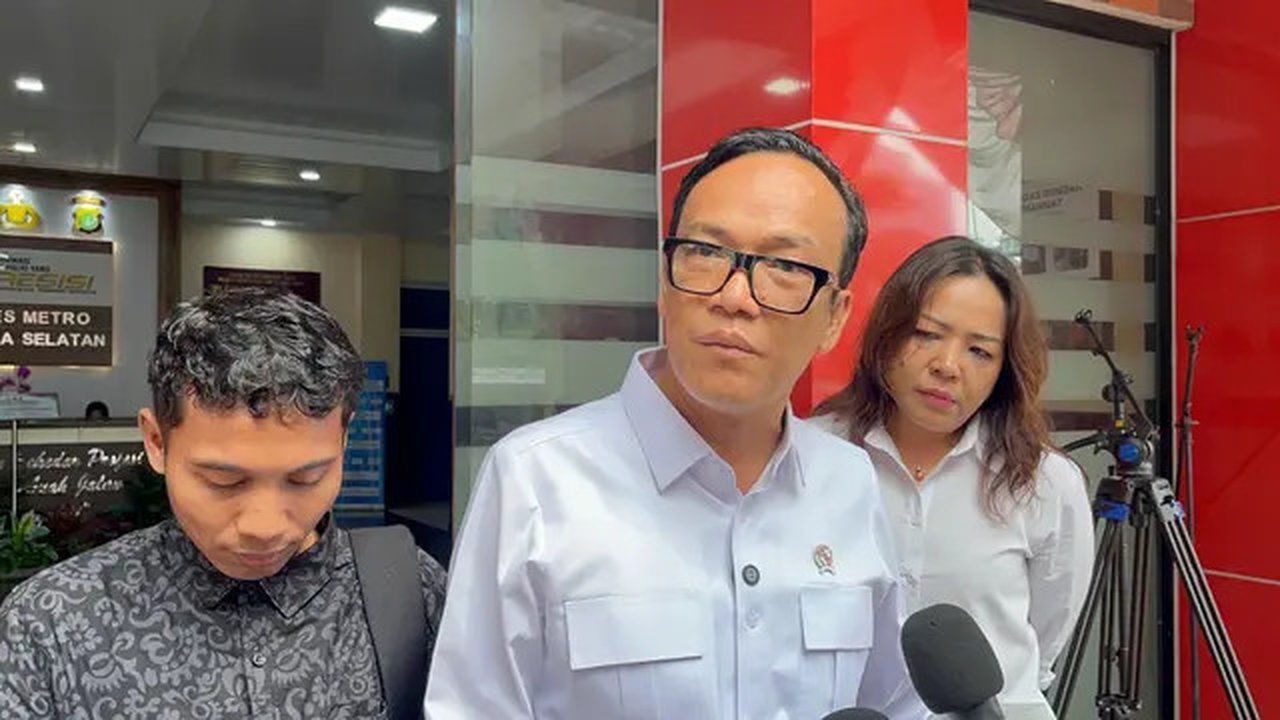 Wakil Menteri Ketenagakerjaan (Wamenaker) Immanuel Ebenezer sambangi Polres Metro Jakarta Selatan, Senin (14/7/2025) (Liputan6.com/Ady Anugrahadi)
