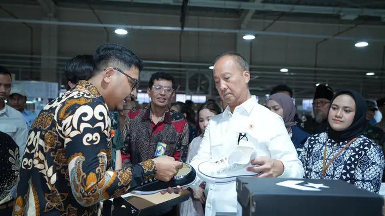 Ekspor sepatu dari PT Yih Quan senilai USD 100.000 ke Amerika Serikat dan senilai USD 60.000 ke Australia tersebut dilepas oleh Menteri Perindustrian Agus Gumiwang Kartasasmita. (Dok. Kemenpe