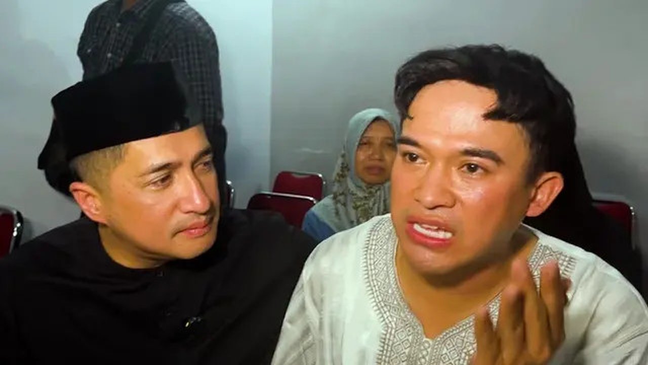 Artis Irfan Hakim dan Anwar BAB hadir dalam pengajian dan tahlilan mengenang 7 hari meninggalnya Mpok Alpa. Mereka takjub warga padati momen tersebut.