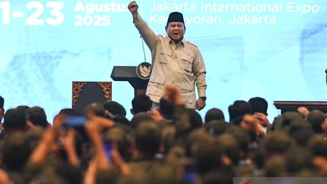 Presiden Prabowo Subianto menegaskan komitmen pemerintah dalam mengembangkan Sekolah Rakyat, meyakini program ini kunci utama mewujudkan Indonesia berdikari dan mandiri, bahkan hingga batuk karena semangat.