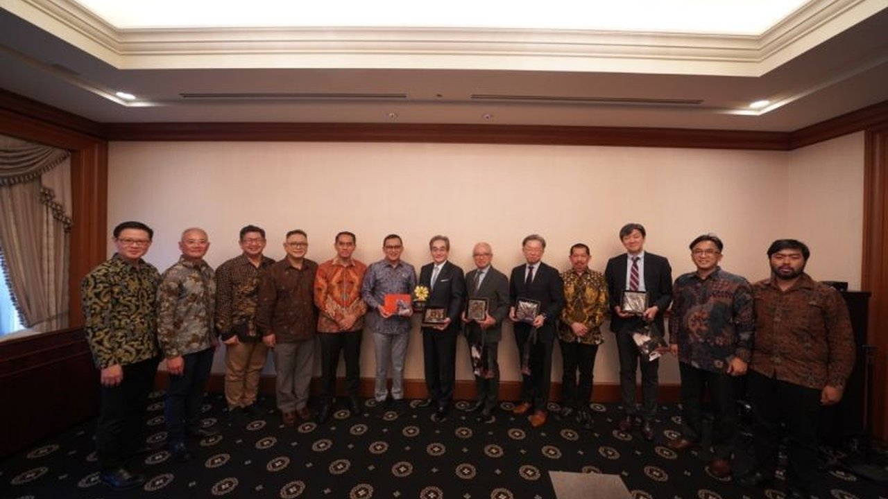 Kementerian Pelindungan Pekerja Migran Indonesia (KP2MI) mengajak pengusaha Jepang untuk berinvestasi pada pelatihan pekerja terampil di Indonesia, guna menyiapkan SDM berdaya saing global. Simak potensi besar kerja sama ini!