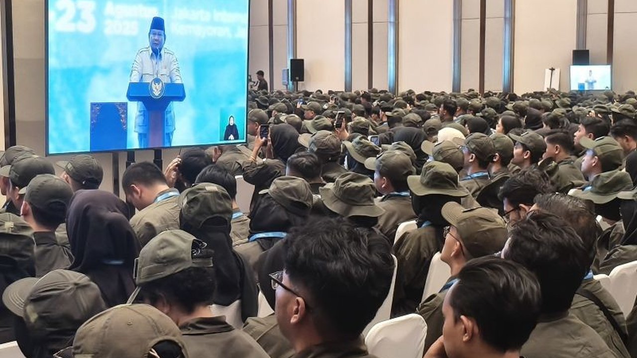 Presiden Prabowo Subianto menunjukkan Semangat Prabowo yang luar biasa di usia 74 tahun untuk memberantas kemiskinan absolut. Apa rahasia di balik semangatnya yang tak kalah dari anak muda?