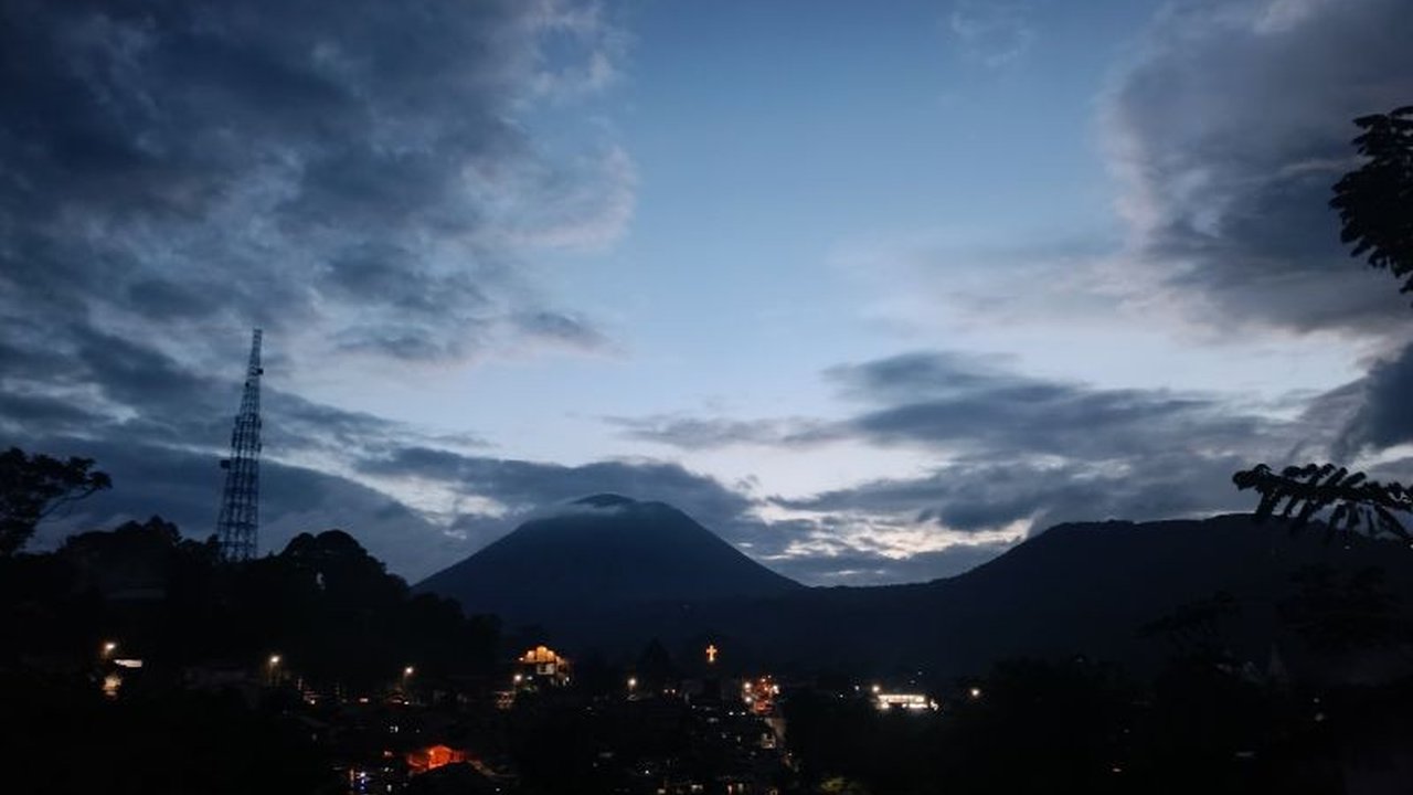 Badan Geologi mengingatkan warga untuk waspada terhadap potensi bahaya Gunung Lokon di Tomohon, Sulawesi Utara, termasuk ancaman gas beracun dan erupsi freatik yang bisa terjadi tiba-tiba.