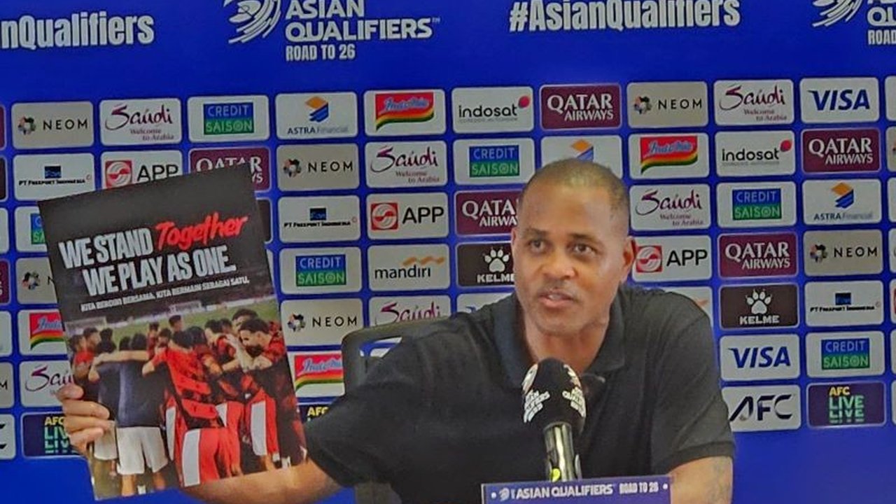 Patrick Kluivert, legenda Barcelona, berpeluang besar tampil dalam pertandingan persahabatan antara legenda Real Madrid dan Barcelona di Jakarta. Akankah ia bertemu Rivaldo?
