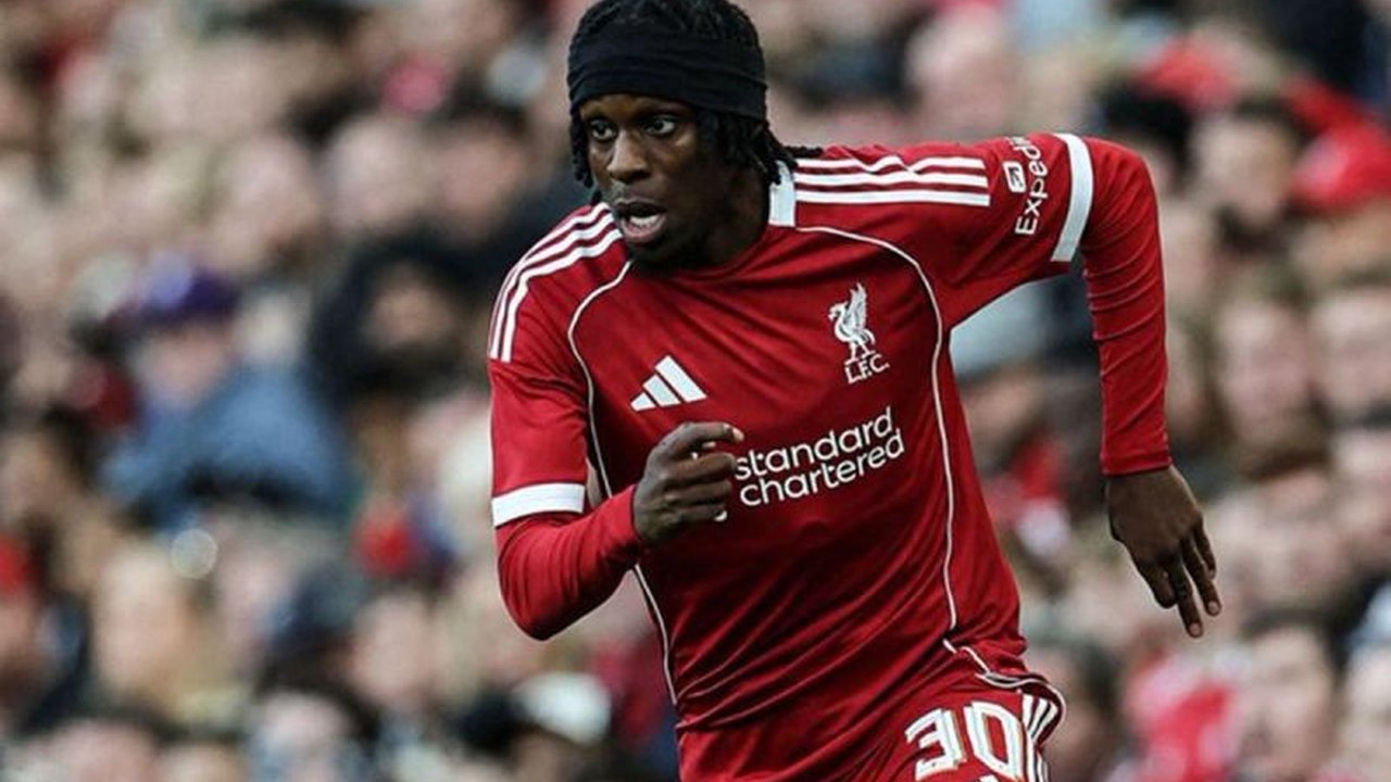 Bintang baru Liverpool, Jeremie Frimpong, harus menepi hingga akhir September akibat cedera hamstring. Bagaimana dampak absennya Frimpong bagi skuad The Reds?