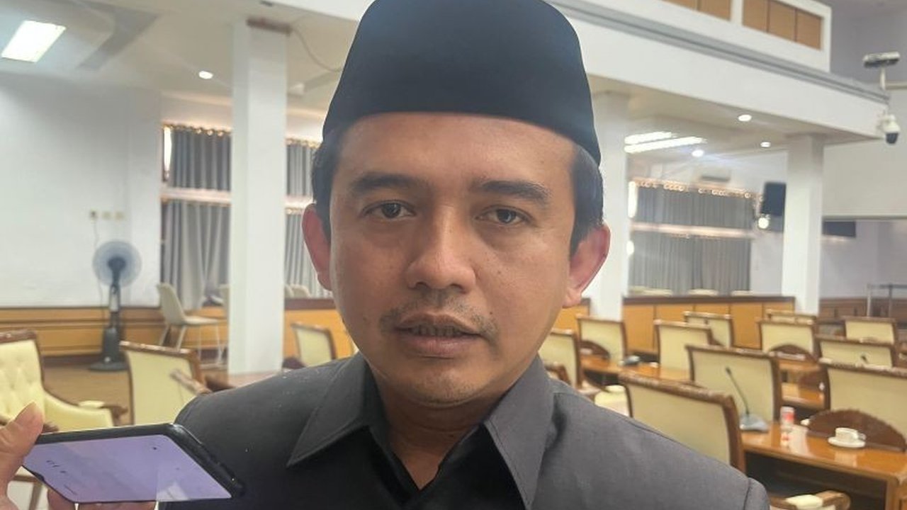 DPRD Garut meminta moratorium minimarket Garut dikaji ulang. Kebijakan ini dinilai memiliki dampak positif dan negatif yang perlu dipertimbangkan secara menyeluruh.