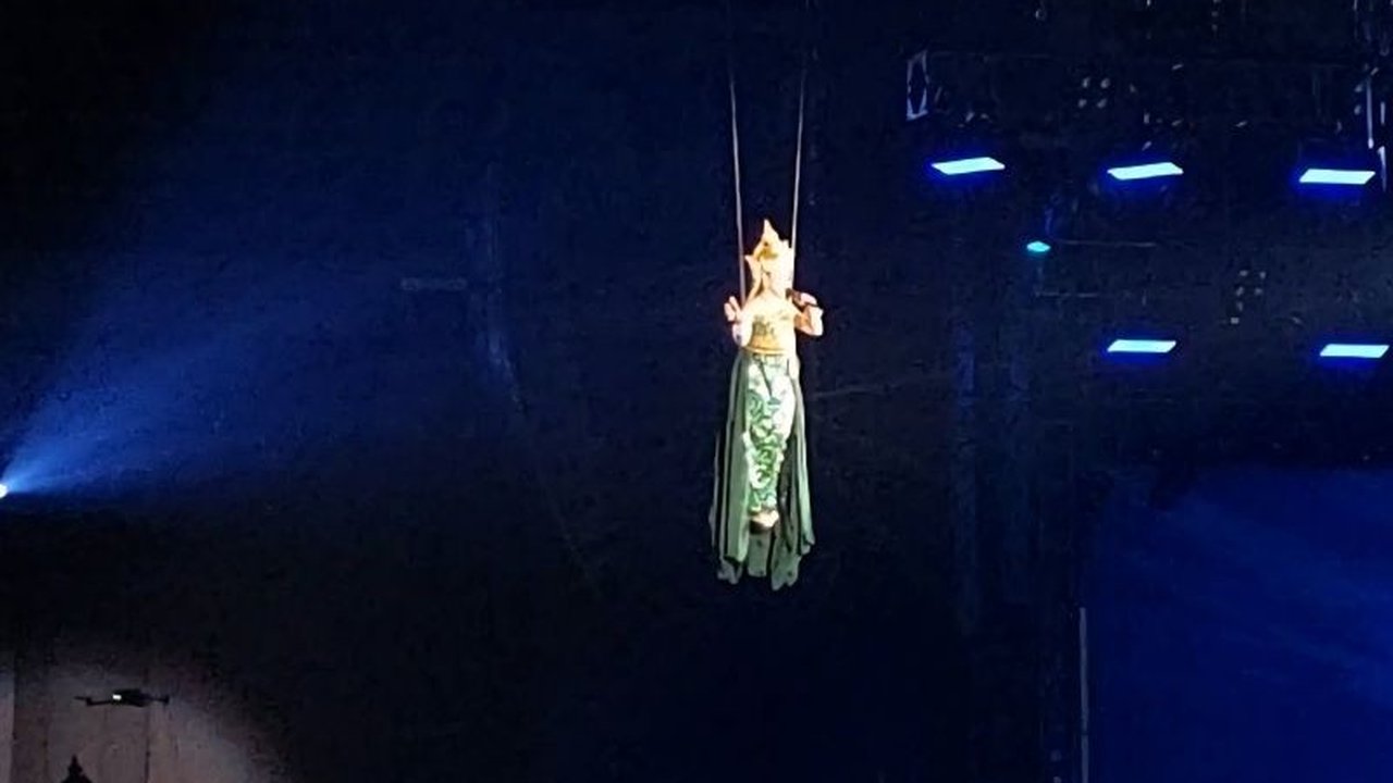 Penyanyi Yura Yunita 'melayang' di udara saat membawakan lagu 'Mahadewi' bersama Padi Reborn di Pagelaran Sabang Merauke. Aksi spektakuler Yura Yunita ini bukan hal baru baginya, lho!
