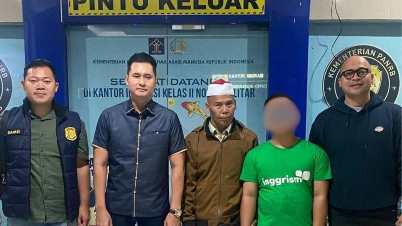 Kantor Imigrasi Blitar melakukan deportasi WNA Malaysia berinisial MZF karena overstay lebih dari 60 hari. Simak kronologi dan sanksi yang dikenakan.