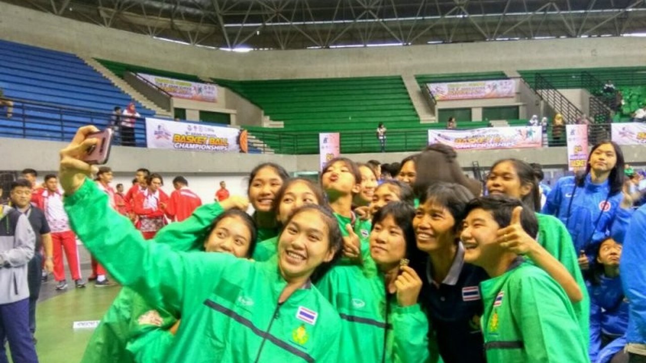 Indonesia siap unjuk gigi di Kejuaraan Basket Pelajar Asia 2025 yang akan digelar di Solo. Akankah tim putra dan putri Merah Putih mampu mengukir sejarah baru di kandang sendiri?