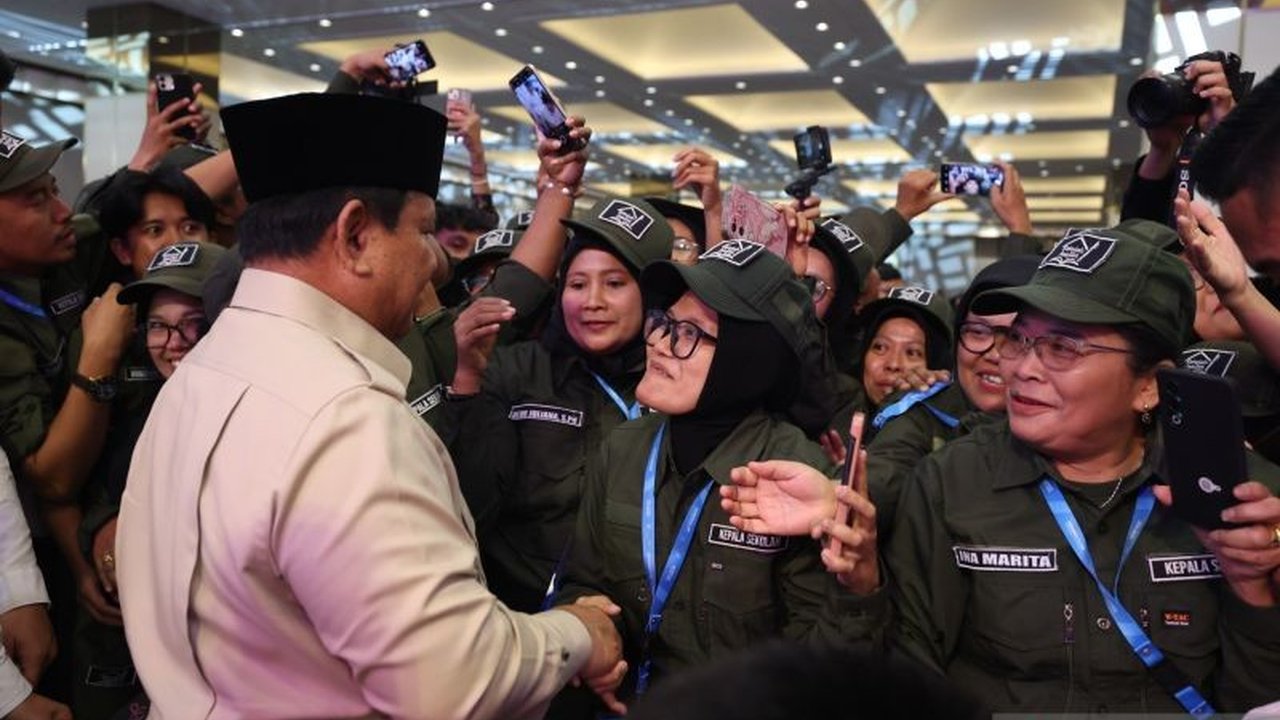 Presiden Prabowo Subianto terpukau dengan desain Seragam Sekolah Rakyat yang gagah dan membuat murid percaya diri. Simak detail seragam yang juga membuat guru terlihat mirip komponen cadangan!