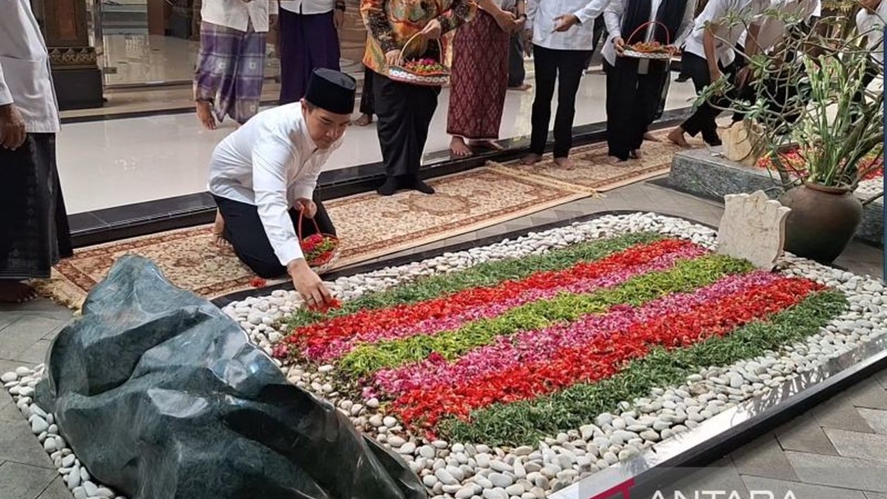 Ketua Umum PSI Kaesang Pangarep melakukan ziarah ke makam Gus Dur di Jombang. Kunjungan Kaesang Ziarah Gus Dur ini bagian dari peringatan HUT RI ke-80 dan menegaskan komitmen PSI anti-intoleransi.