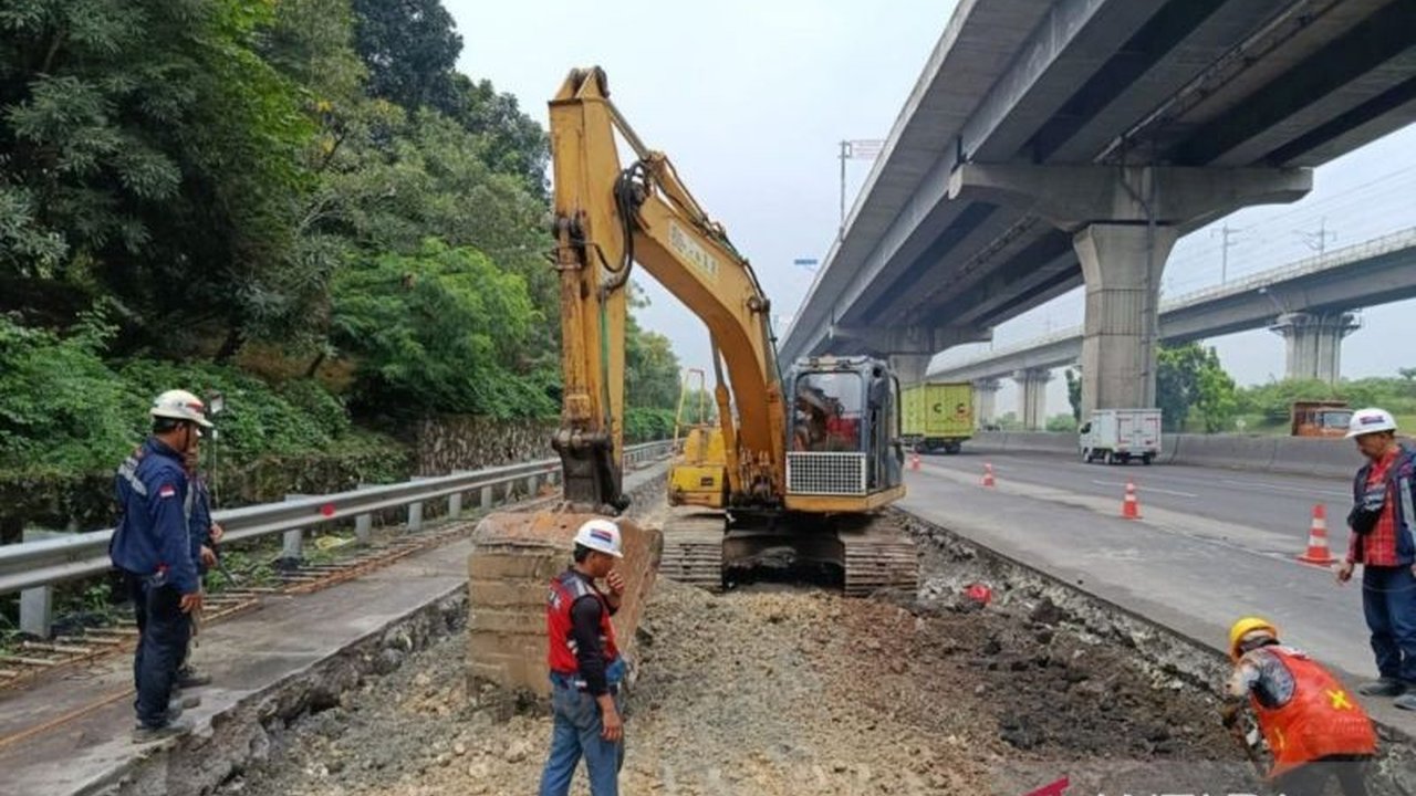 PT JTT kembali melakukan Rekonstruksi Tol Jakarta-Cikampek di beberapa titik krusial. Simak jadwal dan lokasi pekerjaan yang akan memastikan kenyamanan perjalanan Anda!