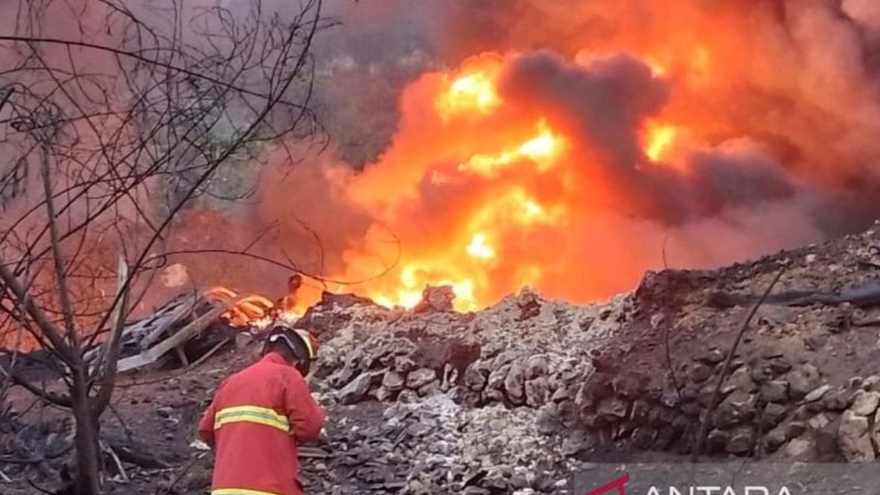 Sebanyak 13 mobil pemadam kebakaran dikerahkan untuk memadamkan Kebakaran Sumur Minyak Blora yang telah berlangsung berhari-hari. Akankah upaya lintas daerah ini berhasil mengatasi kobaran api?