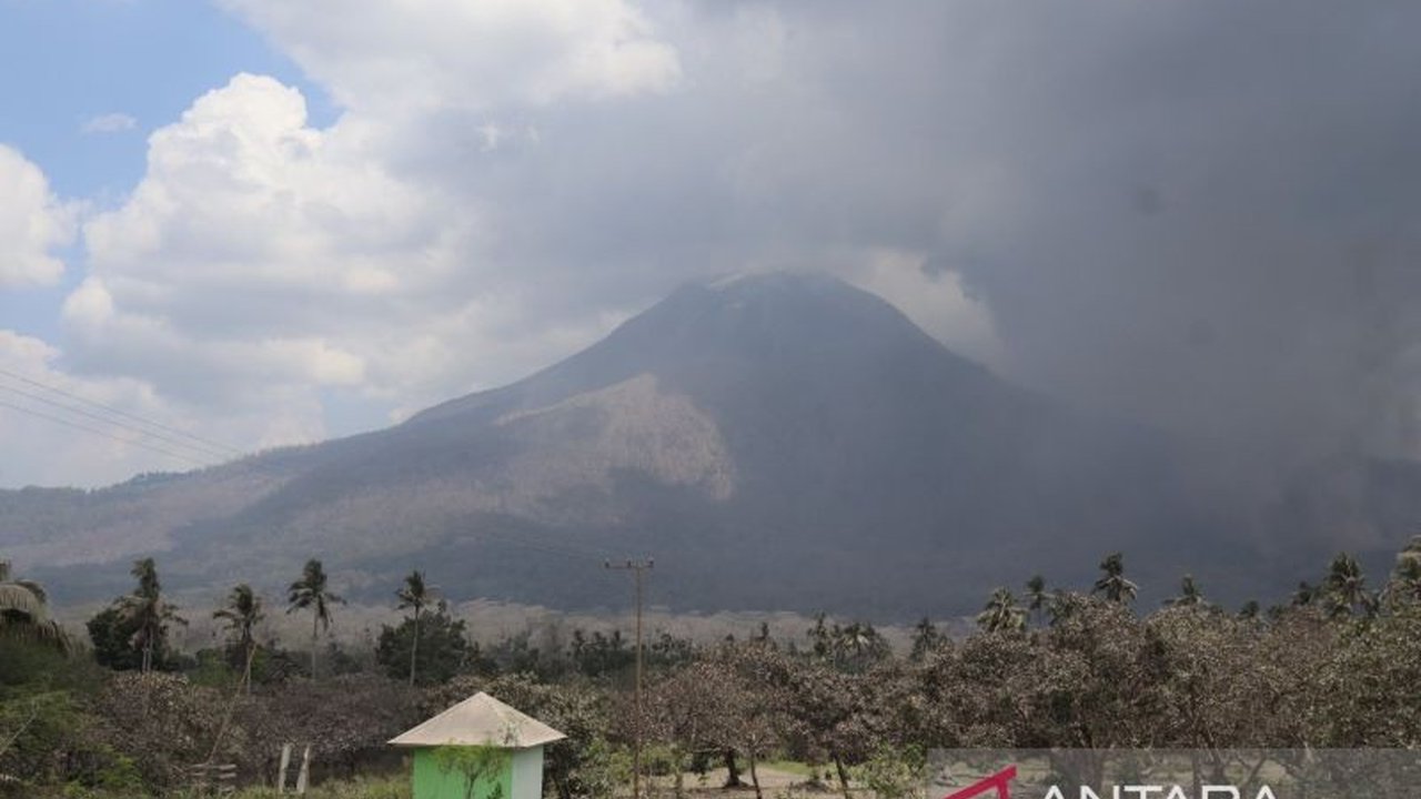 Badan Geologi melaporkan aktivitas Gunung Lewotobi Laki-laki di Flores Timur masih tinggi, mempertahankan status Level IV (AWAS). Cari tahu alasan di balik keputusan ini dan dampaknya!