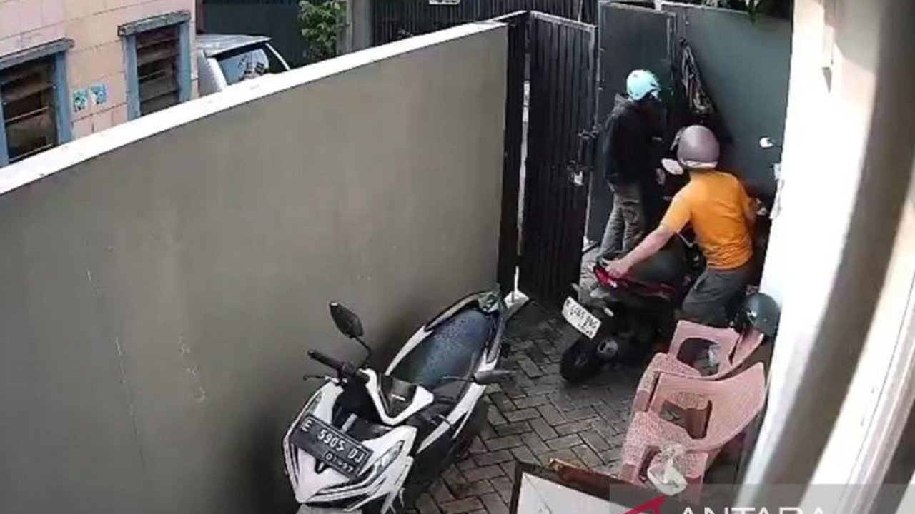 Kasus pencurian motor kembali mengguncang Jakarta Barat, di mana dua unit kendaraan raib dari sebuah indekos. Polisi kini bergerak cepat mengusut tuntas insiden ini.