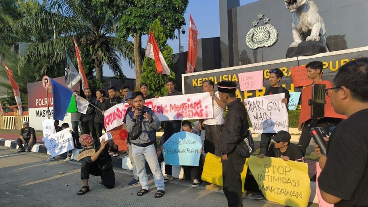 Puluhan jurnalis di Banten menuntut Kapolda Banten minta maaf secara terbuka atas insiden kekerasan jurnalis. Mereka berkomitmen mengawal kasus ini hingga tuntas.