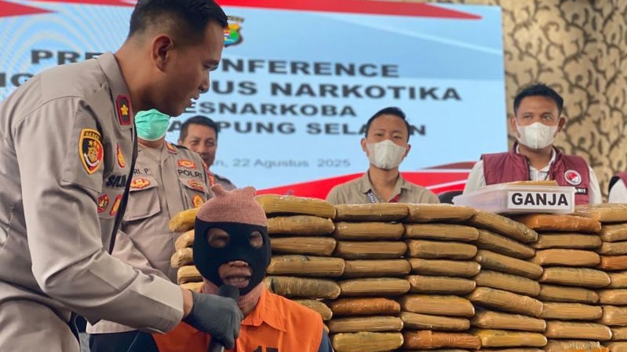 Polres Lampung Selatan berhasil gagalkan upaya penyelundupan ganja seberat 90 kg di Pelabuhan Bakauheni. Pelaku gunakan modus licik, bagaimana cara mereka mengelabui petugas?