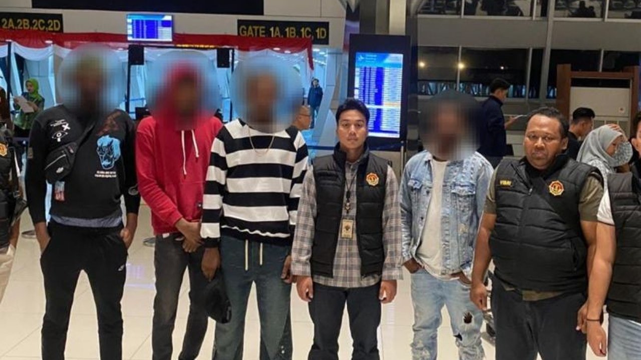 Tiga Warga Negara Nigeria harus angkat kaki dari Indonesia setelah Imigrasi Jakarta Utara melakukan deportasi WNA Nigeria karena terbukti melanggar aturan keimigrasian dan overstay.