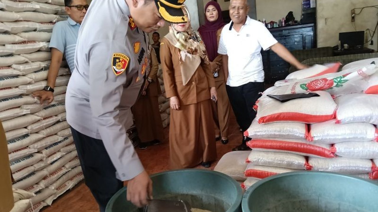 Polres Pasaman Barat mengambil langkah proaktif dengan razia dan sidak gabungan untuk mencegah peredaran beras oplosan, memastikan ketersediaan pangan aman tanpa kelangkaan.
