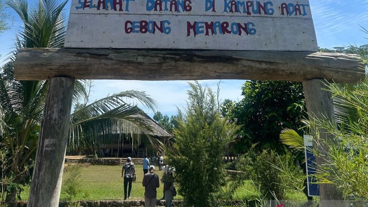 PT Timah berkomitmen melestarikan adat budaya Mapur melalui pengembangan Kampung Adat Gebong Memarong. Bagaimana inisiatif ini meningkatkan ekonomi lokal dan menarik ribuan wisatawan setiap bulan?